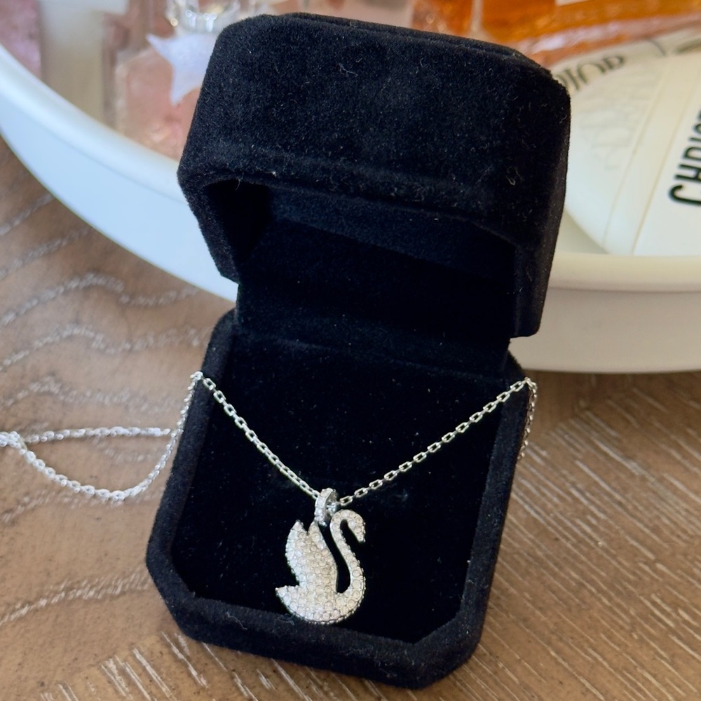 Swarovski: Necklace and earrings
Crystals, Rhodium plated
Condition: Great